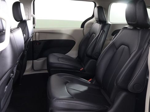 Used 2024 Chrysler Pacifica Limited FWD image 33