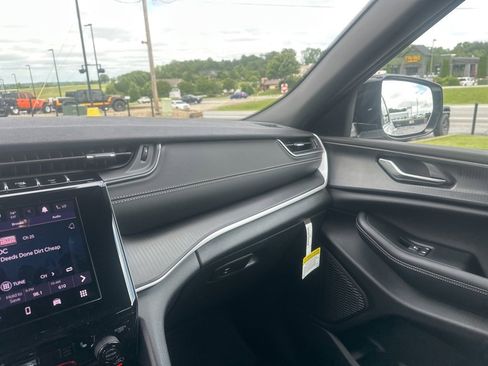 New 2025 Jeep Grand Cherokee L Laredo image 29