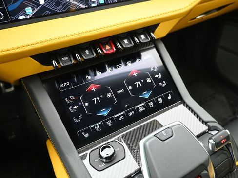 Used 2025 Lamborghini Urus SE AWD/4WD image 20