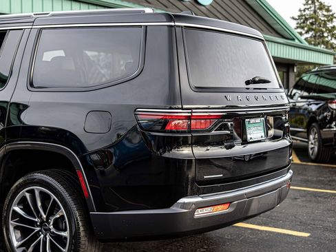 Used 2022 Jeep Wagoneer Series III w/ Premium Group I AWD/4WD image 13