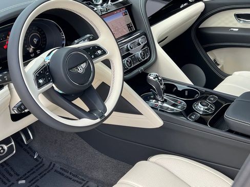 Used 2025 Bentley Bentayga image 13