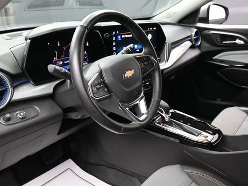 Used 2024 Chevrolet Trax LT w/ LT Convenience Package FWD image 14