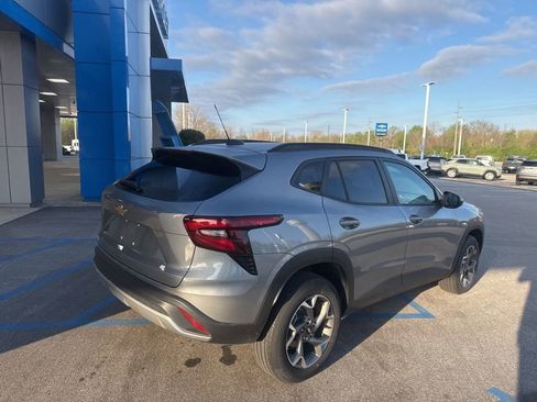 Used 2025 Chevrolet Trax LT FWD image 21