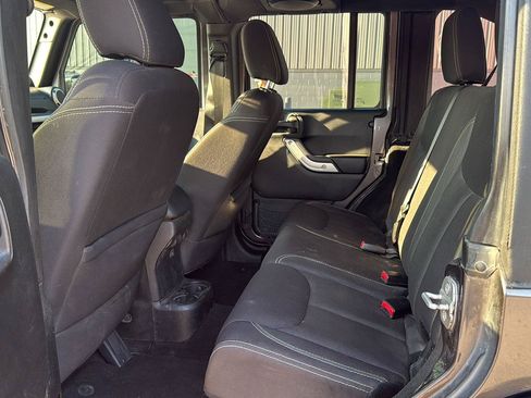 Used 2014 Jeep Wrangler Unlimited Sahara w/ Connectivity Group AWD/4WD image 10