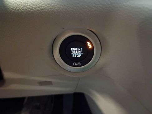 Used 2023 Chrysler Pacifica Touring-L FWD image 31