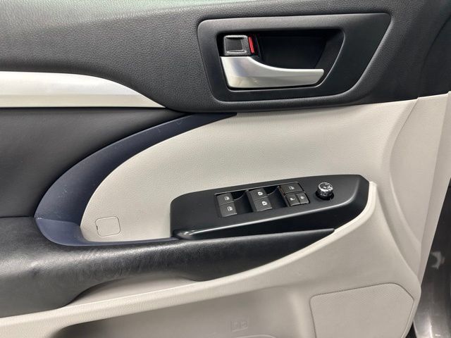 Used 2018 Toyota Highlander XLE AWD/4WD image 9
