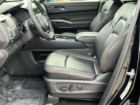 Used 2024 Nissan Pathfinder SL FWD image 12