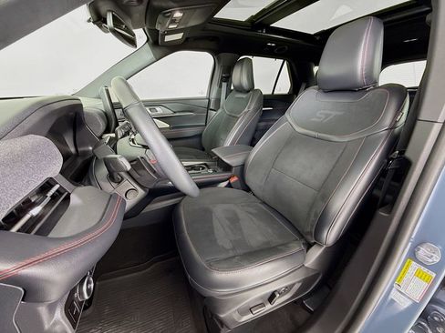 Used 2025 Ford Explorer ST image 5