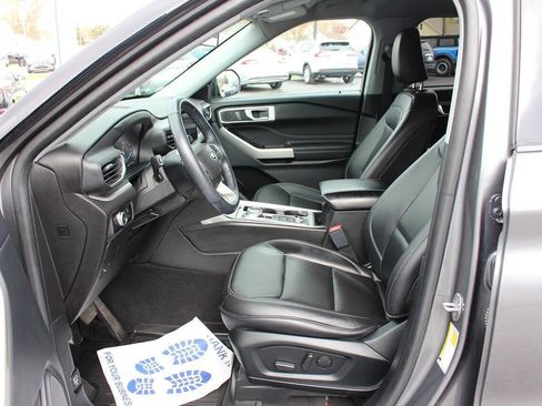 Used 2022 Ford Explorer XLT w/ Equipment Group 202A image 10