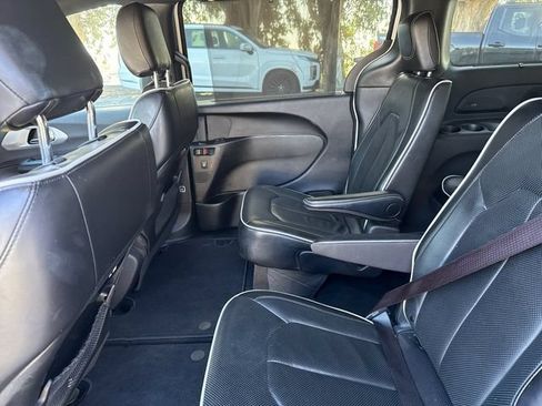 Used 2025 Chrysler Pacifica Limited FWD image 10