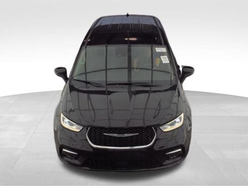 Used 2023 Chrysler Pacifica Touring-L image 7