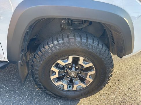 Used 2022 Toyota Tacoma TRD Off-Road image 9