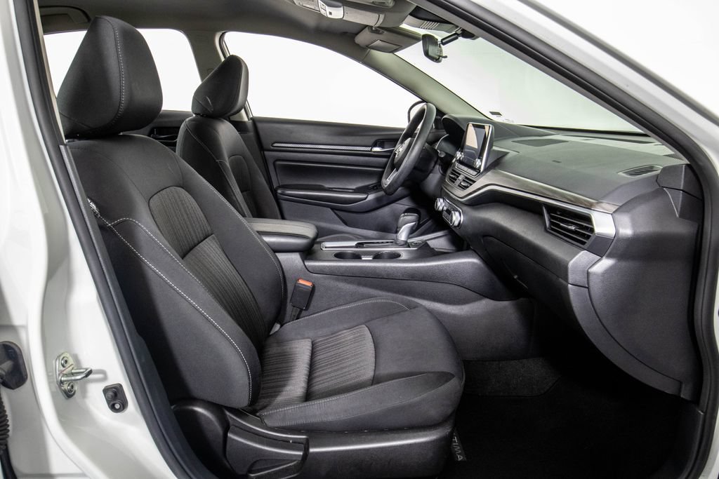 Used 2025 Nissan Altima 2.5 SV FWD image 11