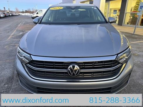 Used 2024 Volkswagen Jetta SE image 2