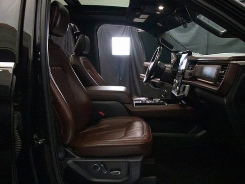 Used 2022 Ford Expedition Limited image 16