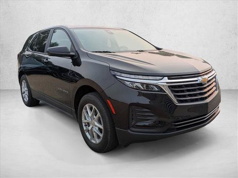 Used 2023 Chevrolet Equinox LS w/ LS Convenience Package AWD/4WD image 3
