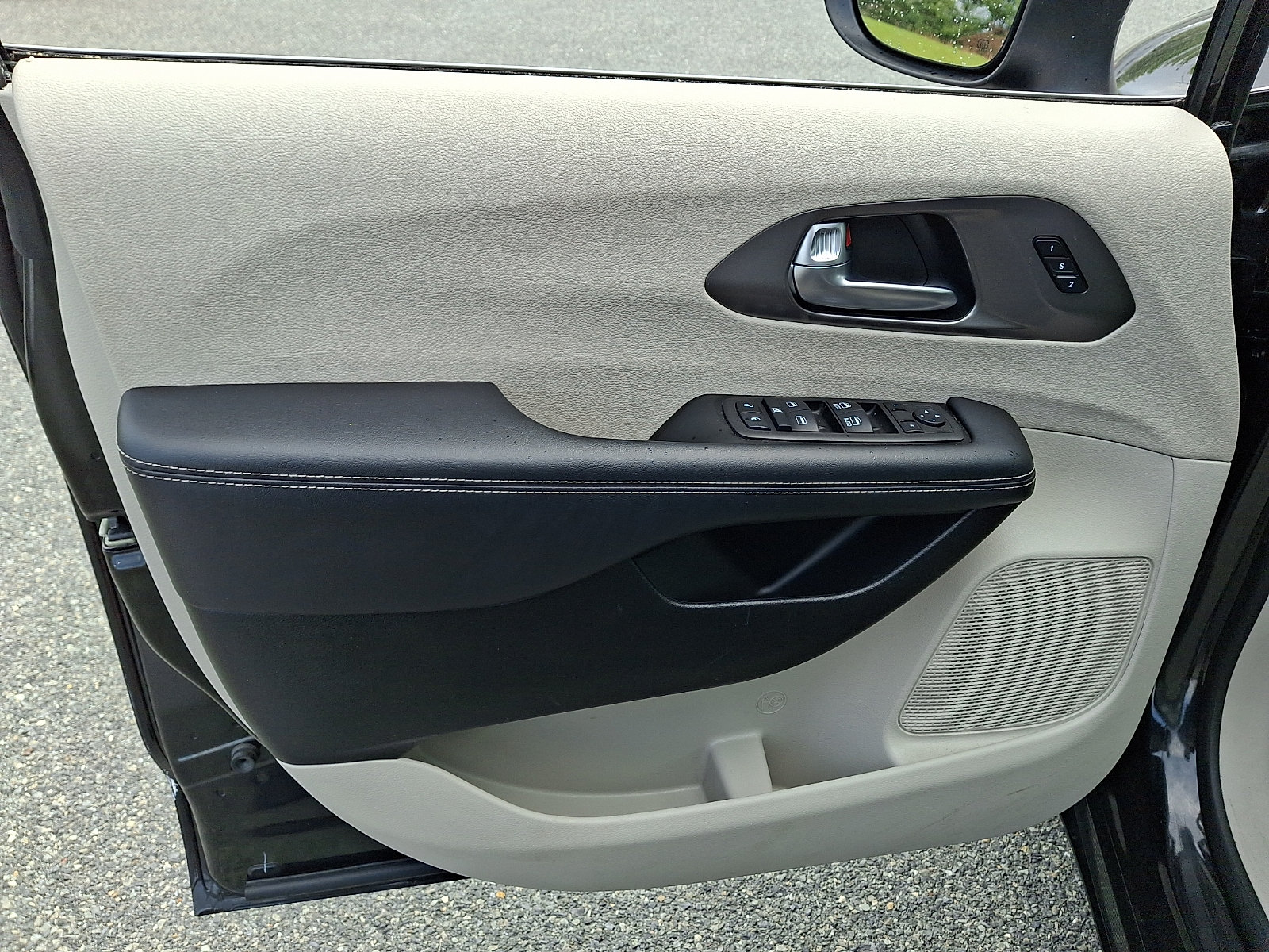 Used 2023 Chrysler Pacifica Touring-L FWD image 14