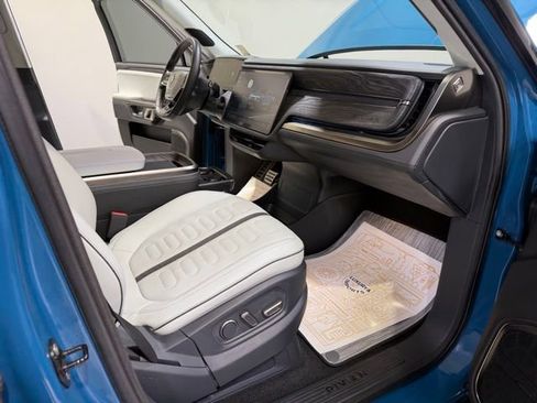 Used 2022 Rivian R1T Adventure image 17