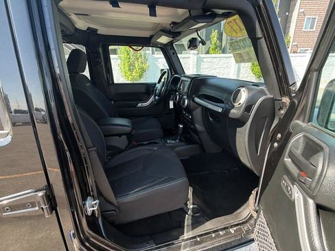 Used 2017 Jeep Wrangler Unlimited Sahara w/ Connectivity Group AWD/4WD image 30
