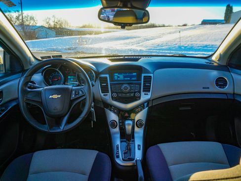 Used 2014 Chevrolet Cruze LS image 10