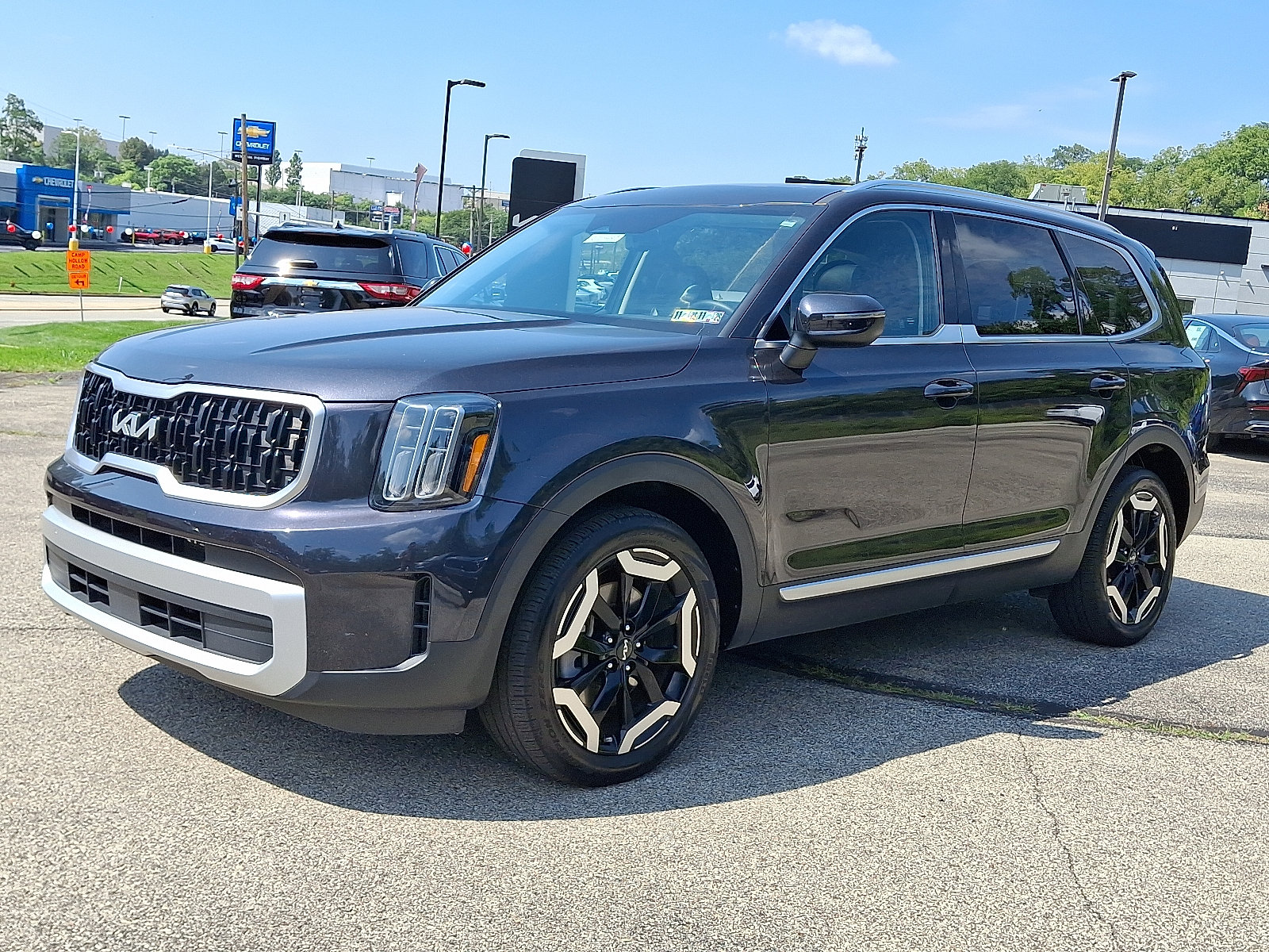 Used 2025 Kia Telluride EX w/ EX Captain's Chair Package AWD/4WD image 3