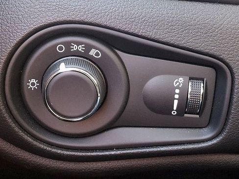 Used 2023 Jeep Renegade Latitude image 23