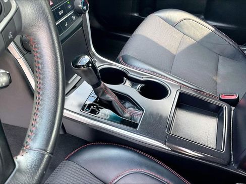 Used 2017 Toyota Camry SE w/ Moonroof Package FWD image 16