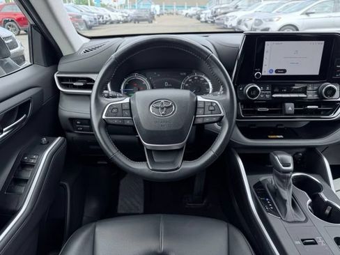 Used 2024 Toyota Highlander XLE AWD/4WD image 33