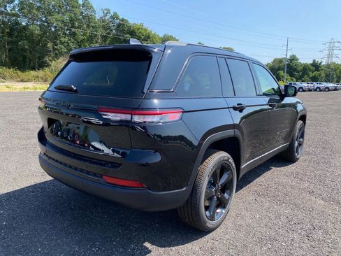 New 2025 Jeep Grand Cherokee Altitude image 3