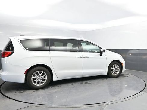 Used 2023 Chrysler Voyager LX FWD image 2