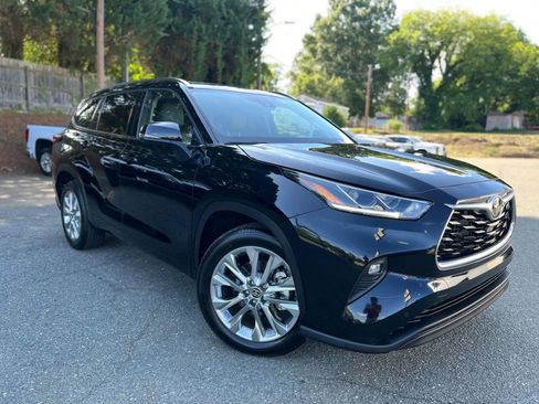 Used 2023 Toyota Highlander Limited FWD image 1