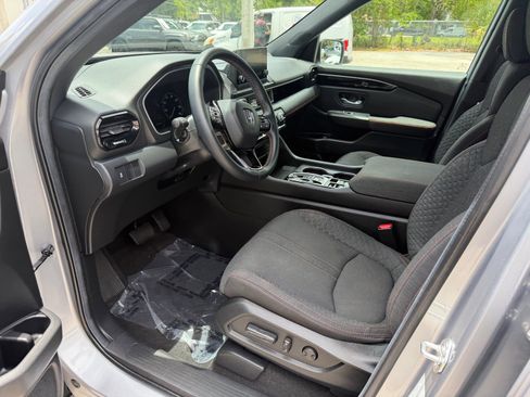 Used 2025 Honda Pilot Sport image 11
