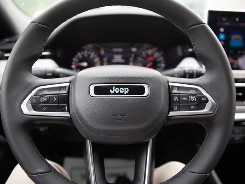 Used 2025 Jeep Compass Limited AWD/4WD image 11