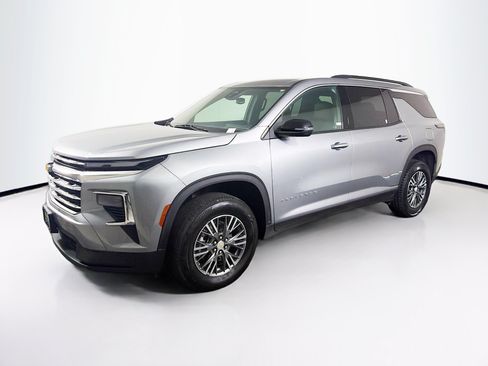 Used 2025 Chevrolet Traverse LT FWD image 3