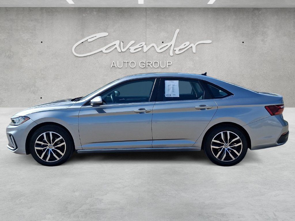 Used 2025 Volkswagen Jetta SE FWD image 13