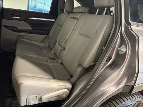 Used 2017 Toyota Highlander XLE AWD/4WD image 29