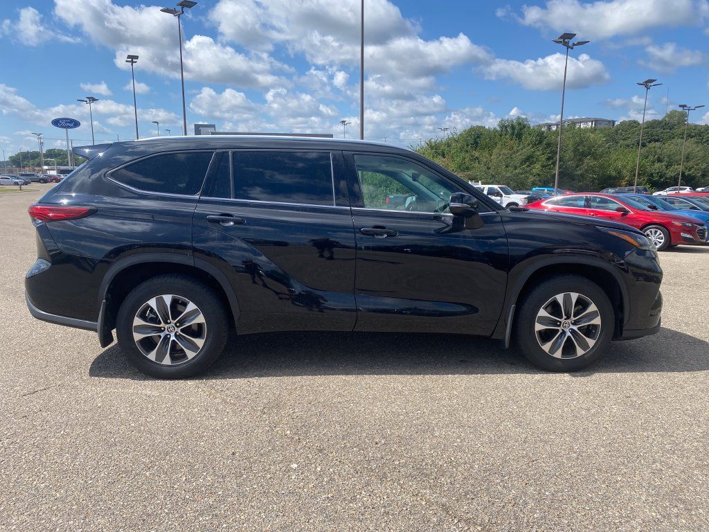 Used 2021 Toyota Highlander XLE AWD/4WD image 10