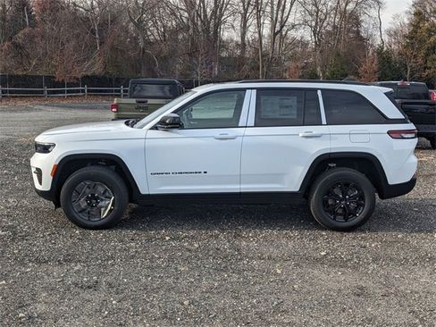 New 2025 Jeep Grand Cherokee Altitude image 5