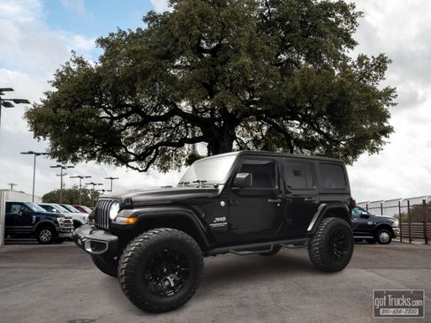 Used 2018 Jeep Wrangler Unlimited Sahara AWD/4WD image 1
