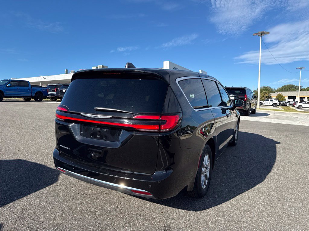 Used 2026 Chrysler Pacifica Select FWD image 2