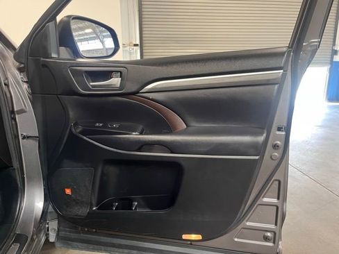 Used 2017 Toyota Highlander Limited Platinum w/ Carpet Mat Package image 12