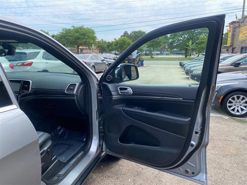 Used 2018 Jeep Grand Cherokee Limited image 32