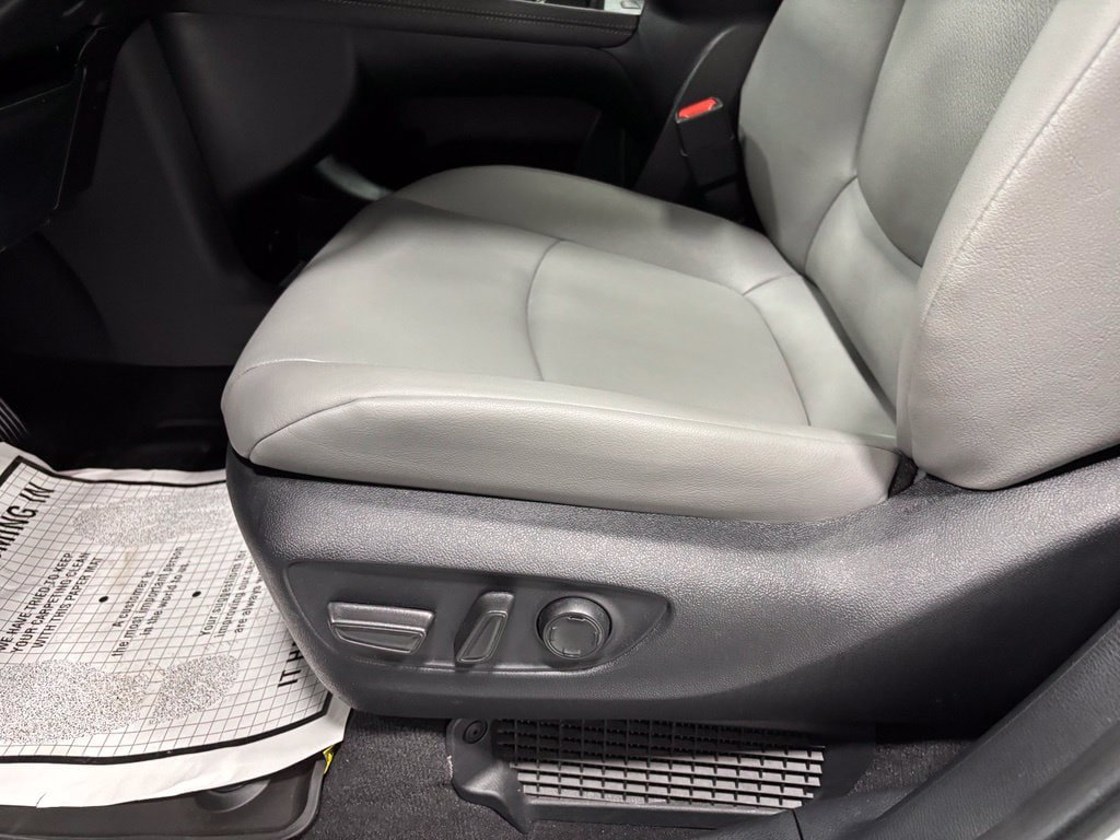 Used 2026 Toyota Sienna XLE FWD image 12