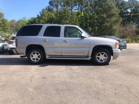 Used 2004 GMC Yukon Denali image 2
