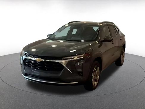 Used 2025 Chevrolet Trax LT FWD image 7
