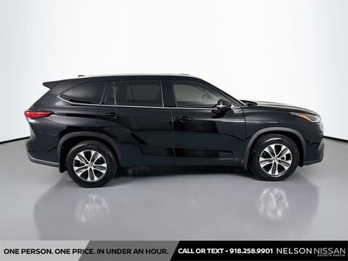 Used 2021 Toyota Highlander XLE FWD image 4