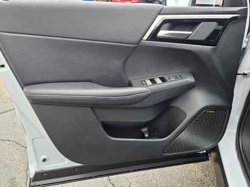 New 2025 Mitsubishi Outlander SE image 19
