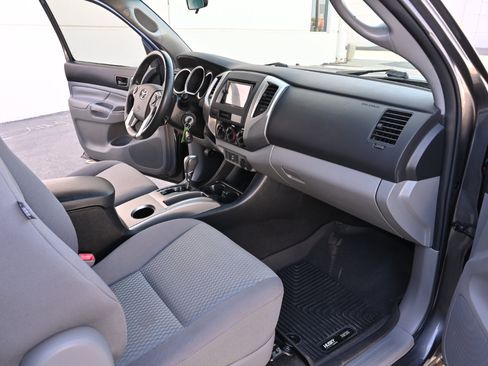 Used 2015 Toyota Tacoma PreRunner w/ SR5 Package RWD image 13
