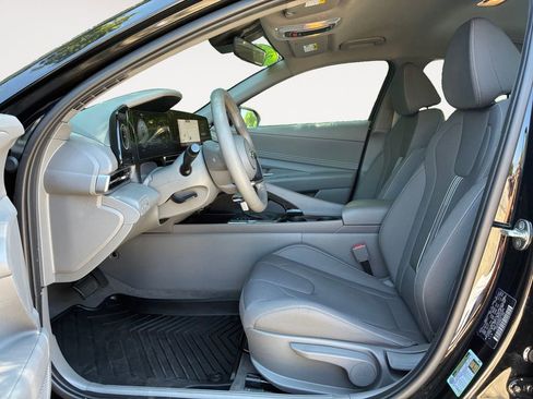 Used 2023 Hyundai Elantra SEL w/ Convenience Package FWD image 9