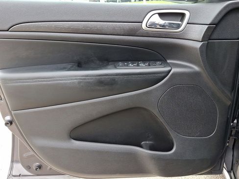 Used 2017 Jeep Grand Cherokee Altitude image 10